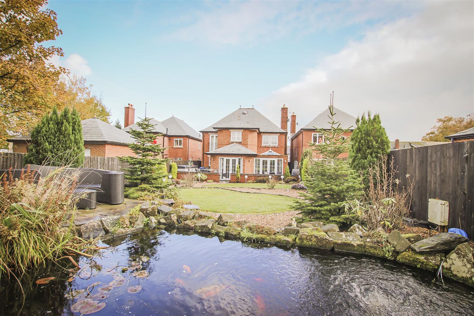 4 Bedroom Detached House For Sale - Main Image